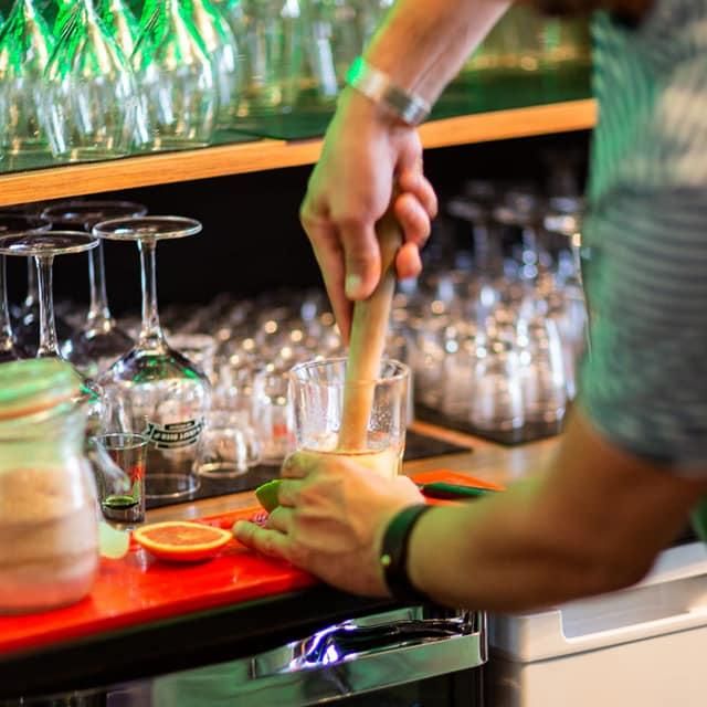 Cocktail vom Egge 4 wird vorbereitet